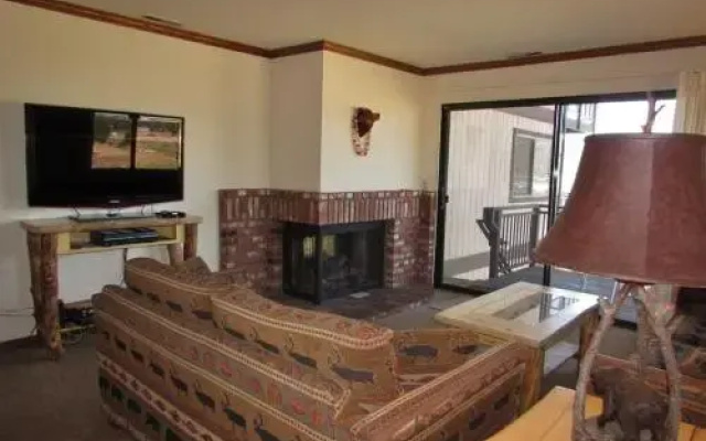 055 Lakefront Ski Getaway Cabin
