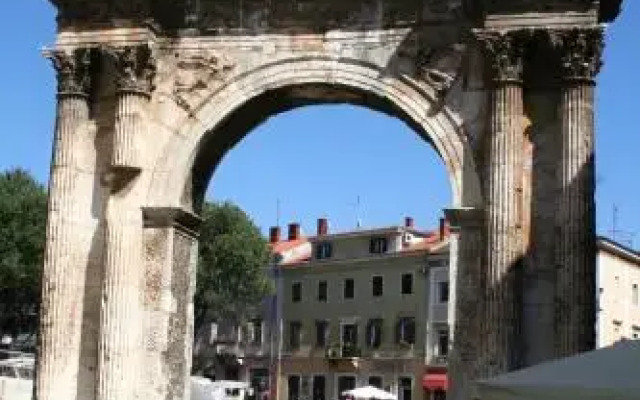 Yellow House Pula