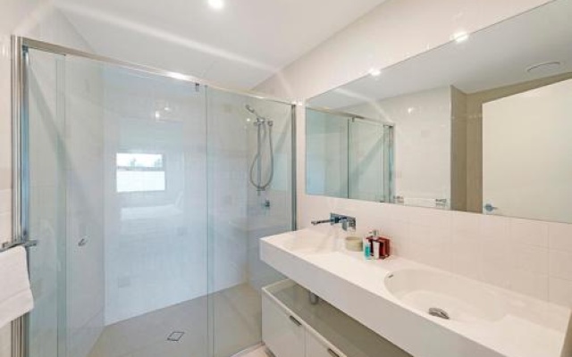 The Princess Bride Executive 3BR Bulimba Apartment with Balcony in Central Location – Bathroom – Brisbane