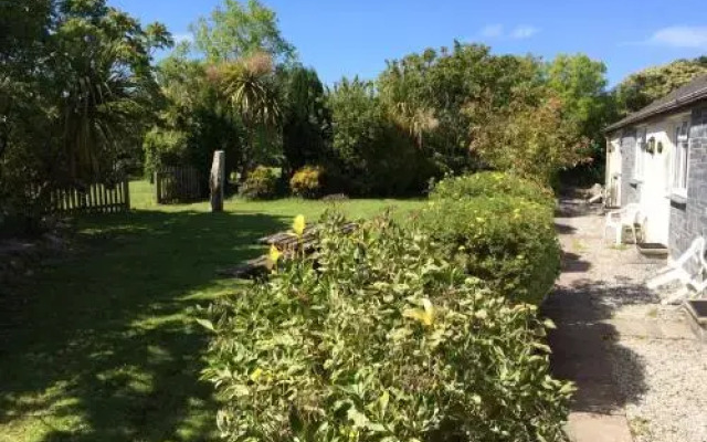 Crown House & Lodges B&B