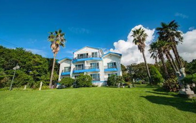 Beachside Whitehouse