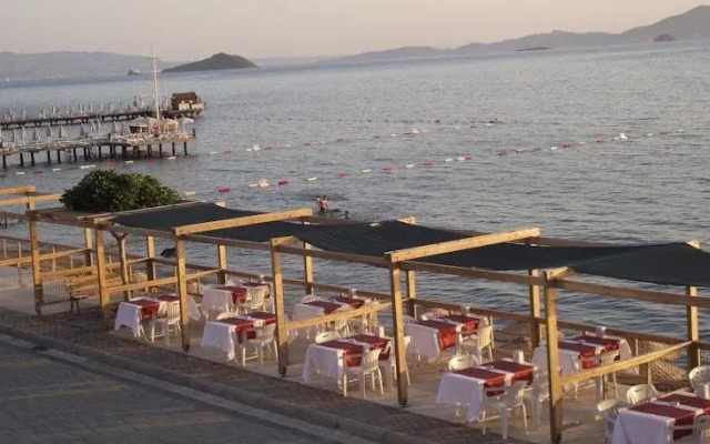 Ado Beach Hotel