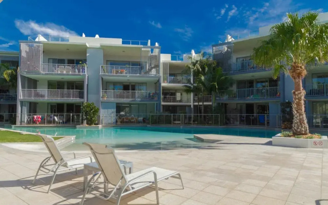 Drift North #2 - Swim up Apartment