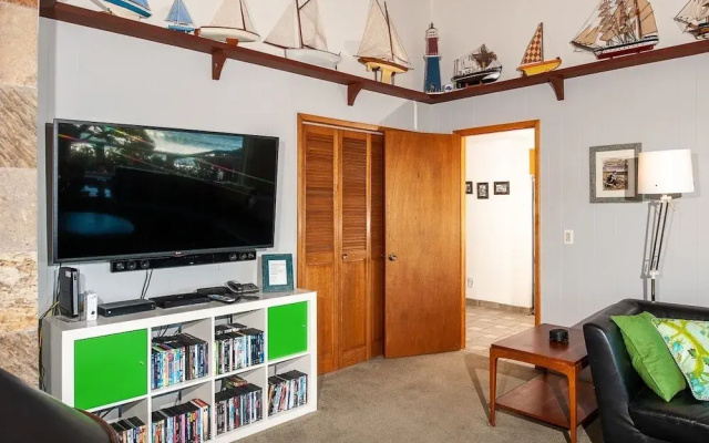 Ocean Watch At Surfland 4 Br cottage by RedAwning