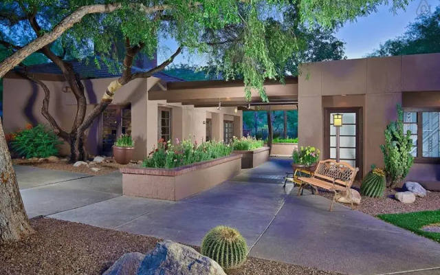 The Greens and Ventana Canyon 3115E