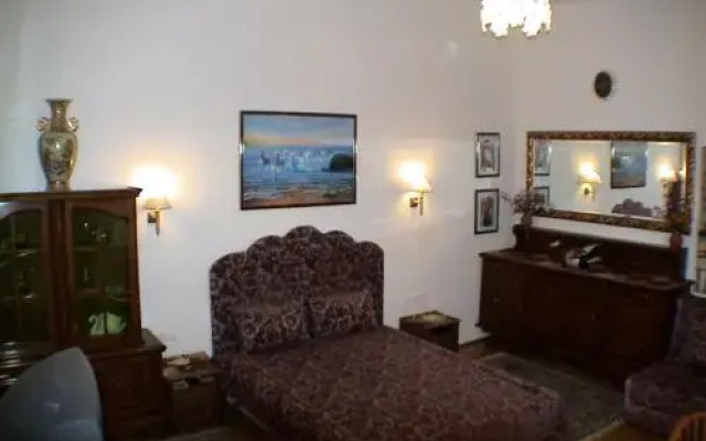 Garibaldi Guesthouse & Apartments