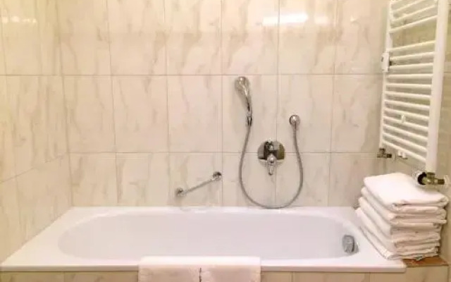 Golden GaPa Central Family Apartment 8