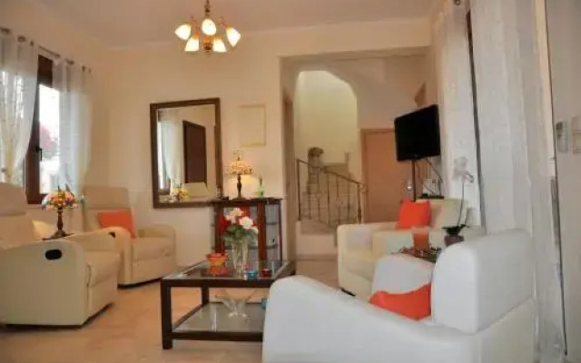 Akrotiri View Villas