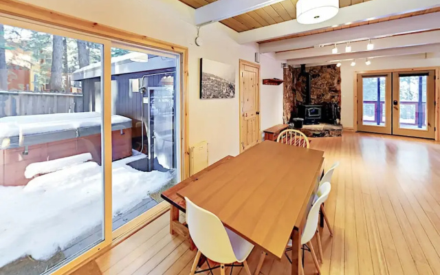 Chic Ski Retreat - 4 Br Home