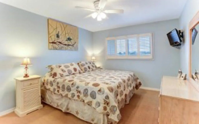 Brilliantly Decorated Condo for Your Perfect Beach Escape by RedAwning