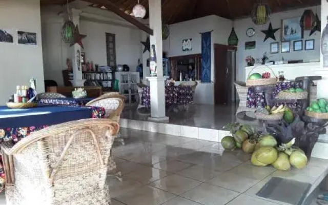 Blue Star Bungalows & Cafe