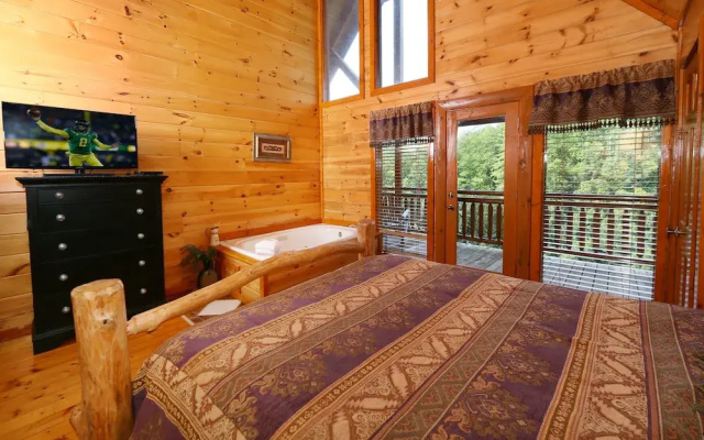 Family Valley 6 Br cabin by RedAwning