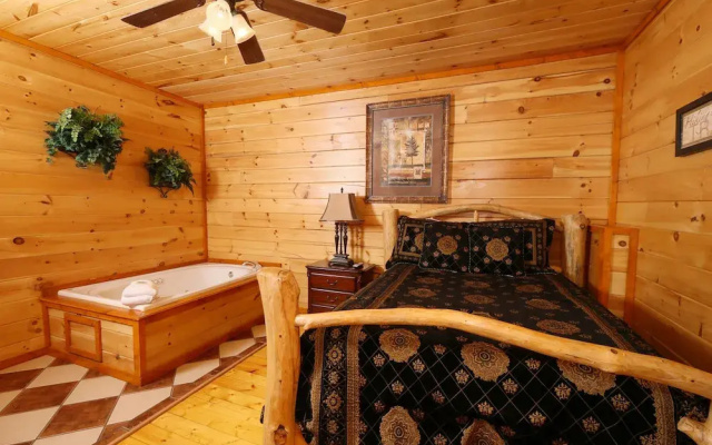 Family Valley 6 Br cabin by RedAwning