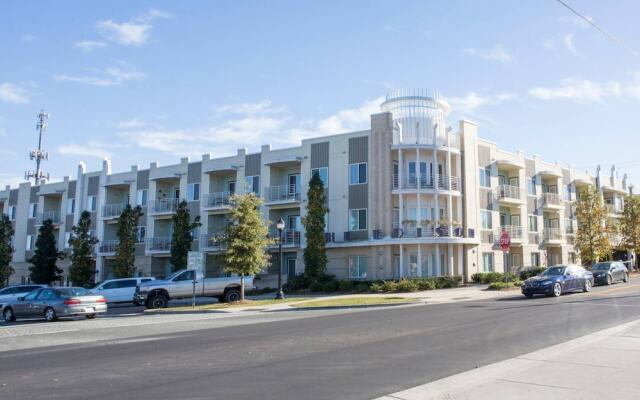 Modern 2BR with Balcony in Hip Plaza Midwood