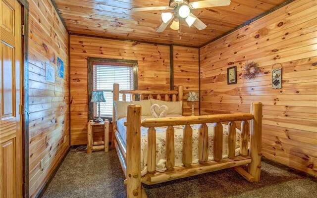 Standing Bear Lodge - Five Bedroom Cabin