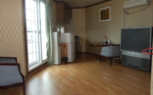 Yangyang White House Pension