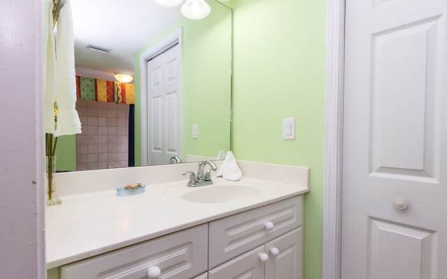 Island Princess 202: Impressive Beachfront Condo, WIFI, BEACH SVC, KEYLESS