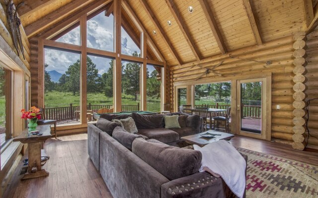 FlagRanch - 4 Br cabin by RedAwning