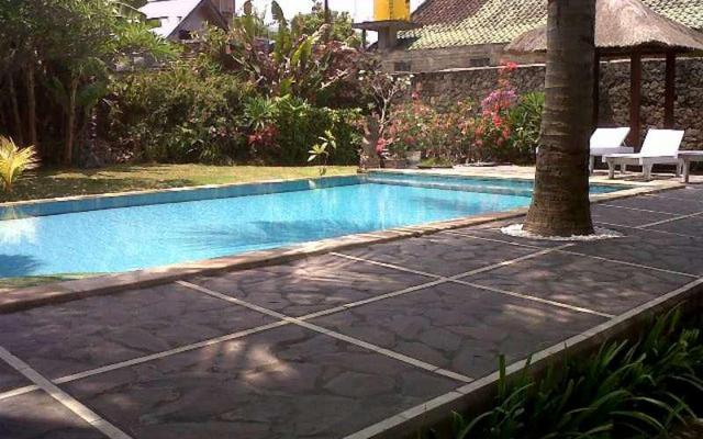 Padang Lovina Sea Side Cottage