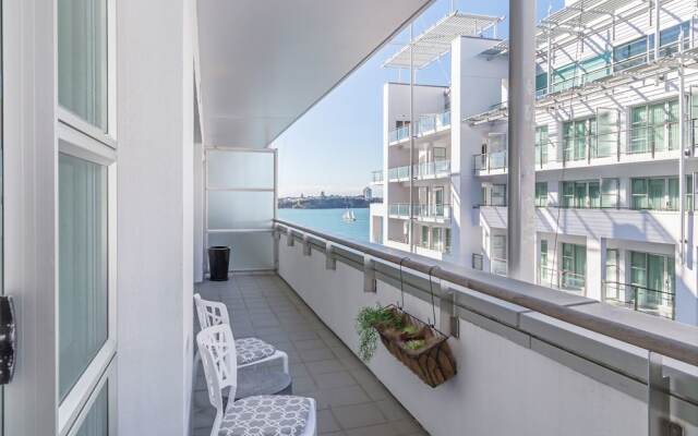 Large 1BR Apartment at the Waterfront