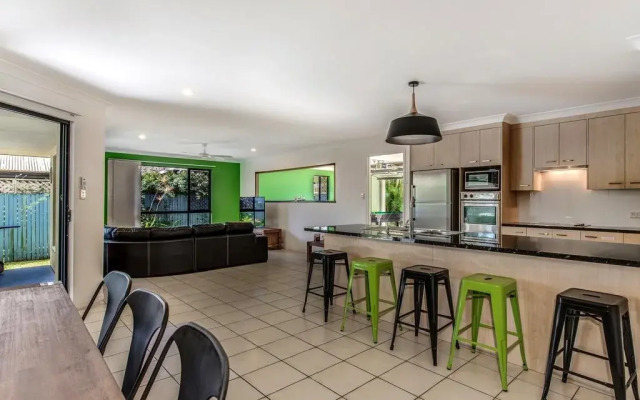 Coolum Waves Pet Friendly Holiday House