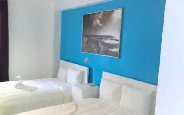 Hollywood Beachfront Condo w/Pool