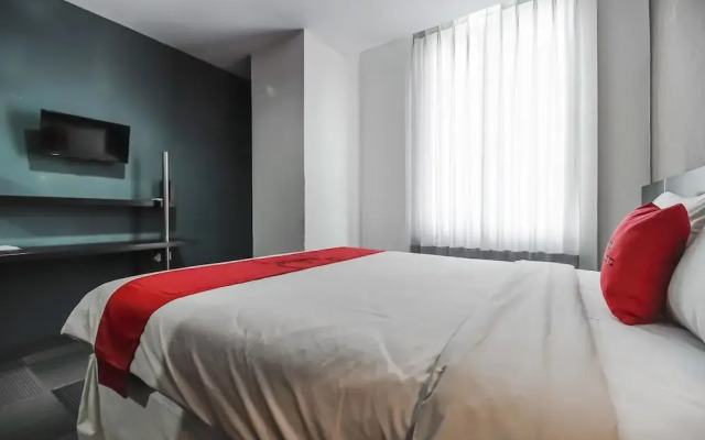 RedDoorz Premium near Pantai Losari 2