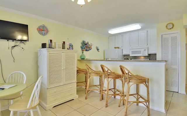 Hula Hut 1 Br condo by RedAwning