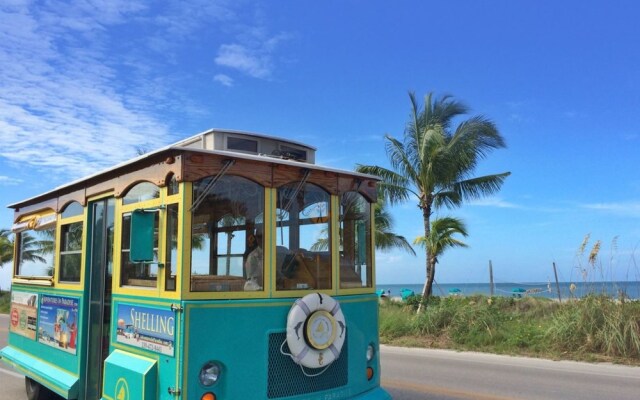 Sundial C408 - 1 Br condo by RedAwning