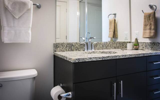 Luxurious 1BR Apt In Uptown High-Rise