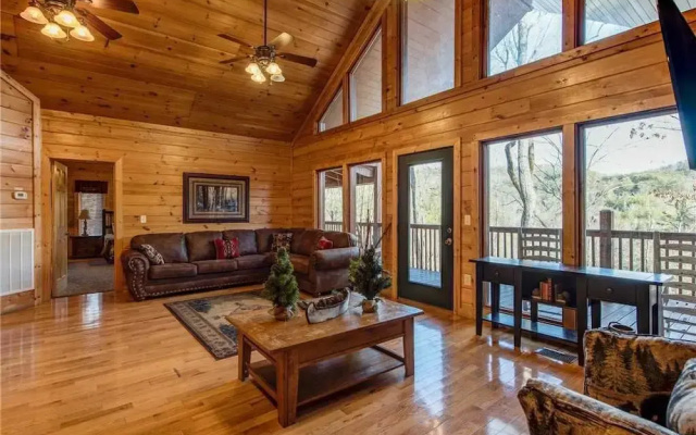 Hickory Hollow Lodge - Eight Bedroom Cabin