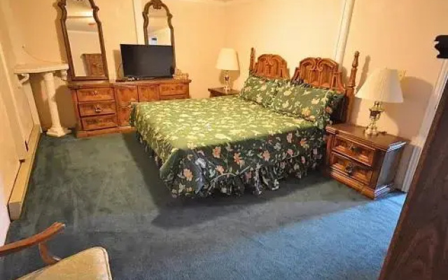 Rustling Pines - 5 Br condo by RedAwning
