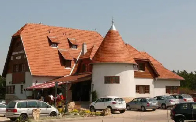 Kádárta Vendéglő Panzió