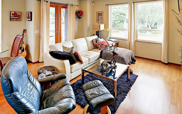 6004 SW Admiral Way Townhouse by RedAwning