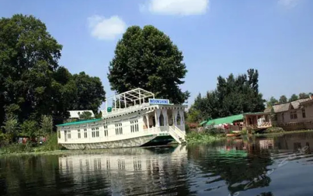 Houseboat Moonshine