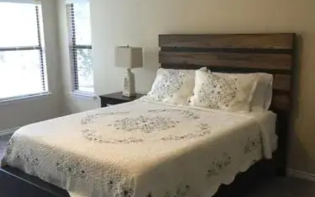 Home Between Seaworld And Six Flags