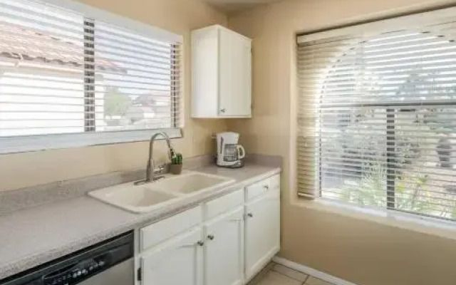 3BR Home Great Backyard by WanderJaunt