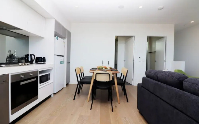 Queen of Northcote Views - Rejuvenate Stays