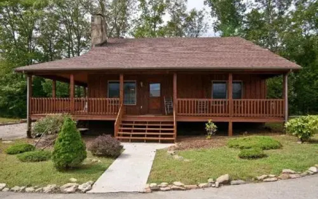 Pioneer House - 3 Br home by RedAwning