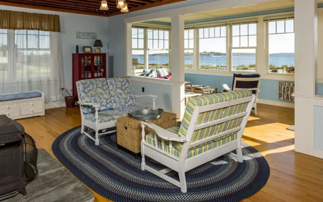 Coastal Ocean Point House by RedAwning