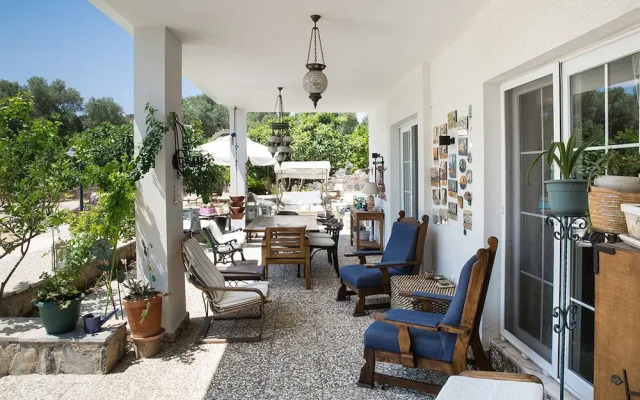 Important Group Villa Daisy
