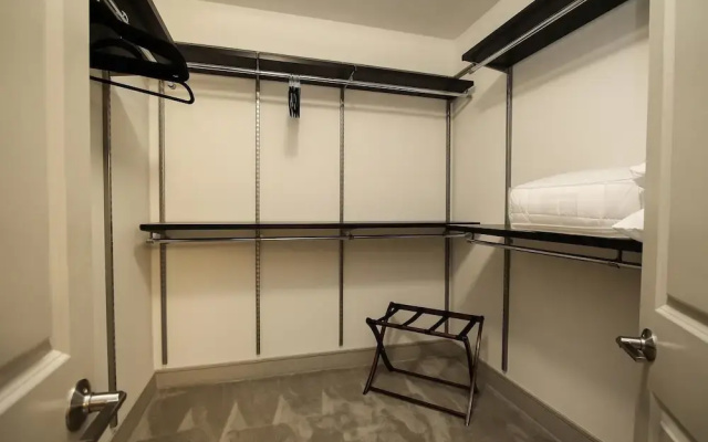 1BR Business Suite w/ Pool Near Downtown
