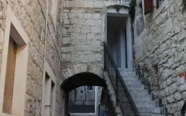 Stone Wall Apartments and Rooms
