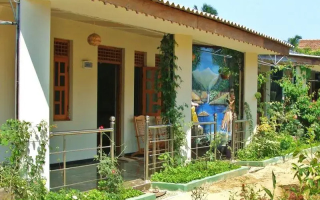 Arugambay Tourist Hotel (Meenas)