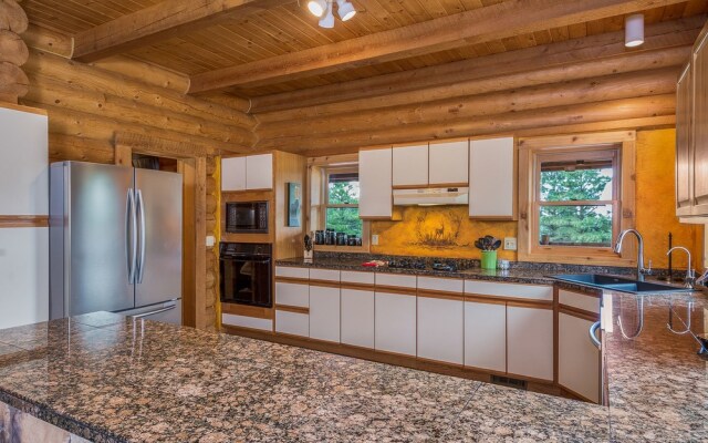 FlagRanch - 4 Br cabin by RedAwning