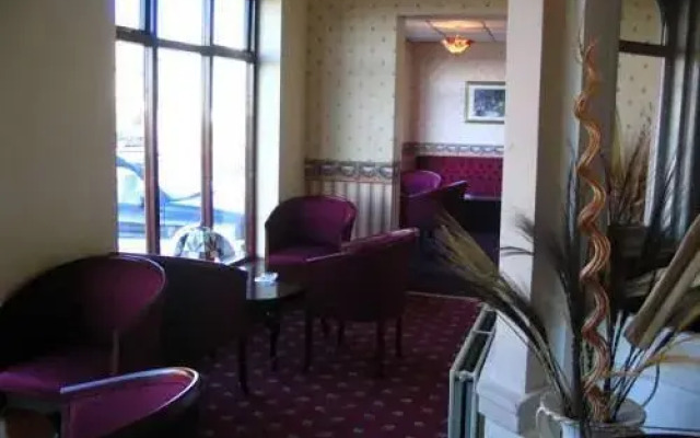 Broadway Hotel