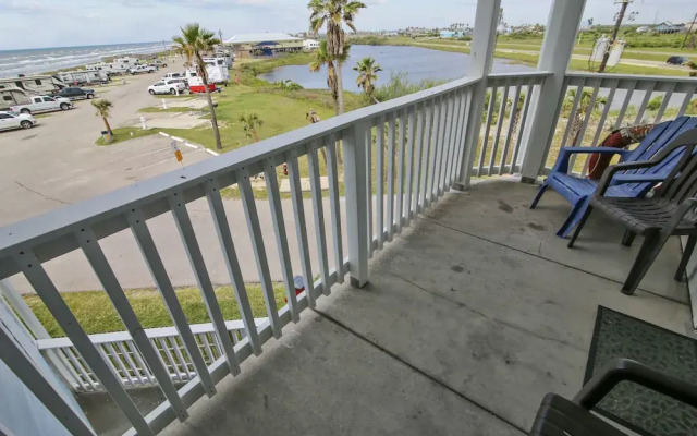 Seascape 1202 Studio Bedroom Condo by RedAwning