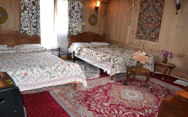 House Boat Czara