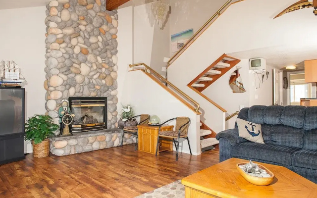 Jim's Crows Nest 3 Br townhouse by RedAwning