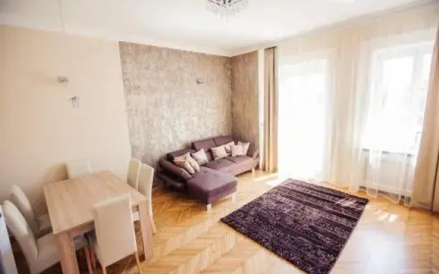 Exclusive colourful flat in the city